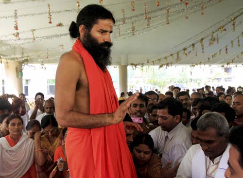 फोटो: कौन आए रामदेव के समर्थन में? । सड़कों पर समर्थक