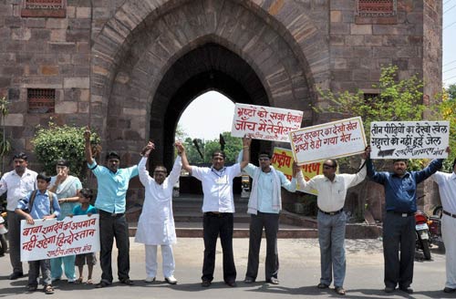 फोटो: कौन आए रामदेव के समर्थन में? । सड़कों पर समर्थक