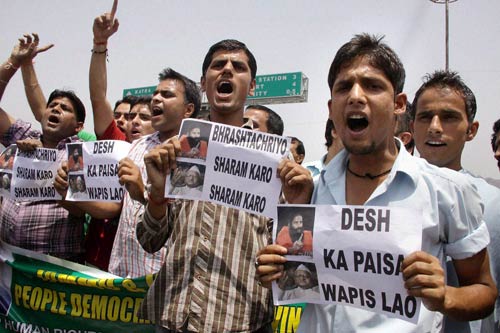 फोटो: कौन आए रामदेव के समर्थन में? । सड़कों पर समर्थक