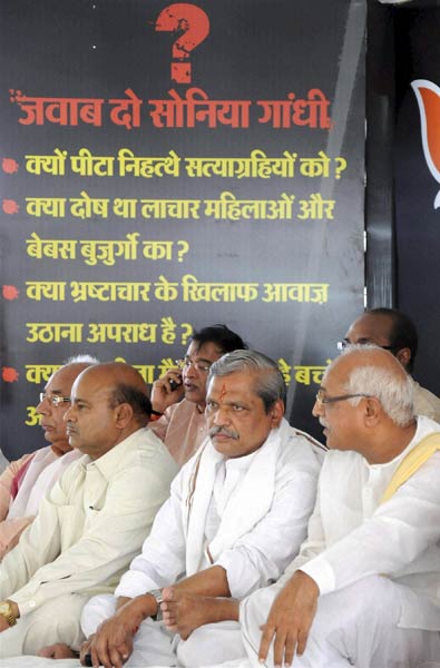 फोटो: कौन आए रामदेव के समर्थन में? । सड़कों पर समर्थक