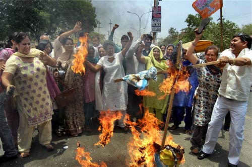 फोटो: कौन आए रामदेव के समर्थन में? । सड़कों पर समर्थक