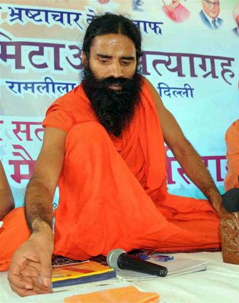 फोटो: कौन आए रामदेव के समर्थन में? । सड़कों पर समर्थक