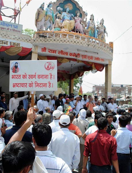 फोटो: कौन आए रामदेव के समर्थन में? । सड़कों पर समर्थक