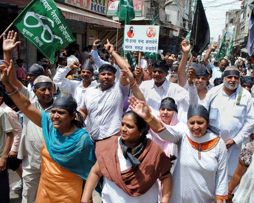 फोटो: कौन आए रामदेव के समर्थन में? । सड़कों पर समर्थक