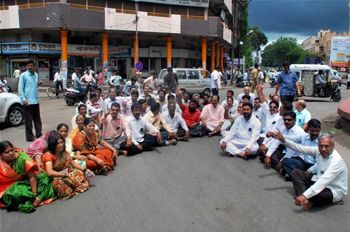 देखिए बाबा ने कैसे तोड़ा अनशन... । सत्याग्रह का दमन