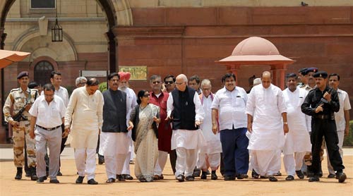 फोटो: कौन आए रामदेव के समर्थन में? । सड़कों पर समर्थक