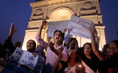 फोटो: कौन आए रामदेव के समर्थन में? । सड़कों पर समर्थक