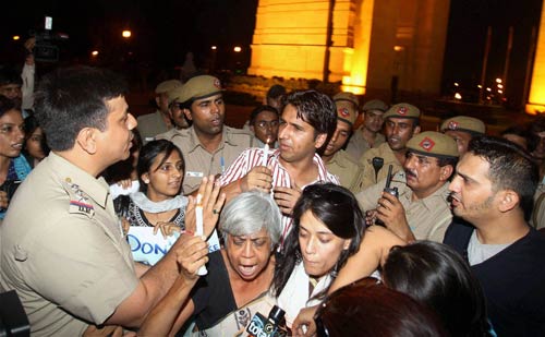 फोटो: कौन आए रामदेव के समर्थन में? । सड़कों पर समर्थक