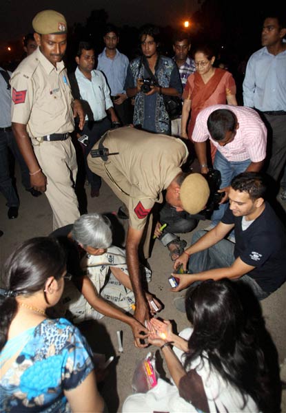 फोटो: कौन आए रामदेव के समर्थन में? । सड़कों पर समर्थक