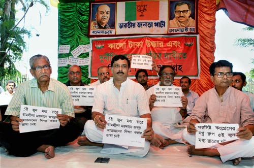 फोटो: कौन आए रामदेव के समर्थन में? । सड़कों पर समर्थक