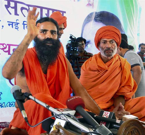 फोटो: कौन आए रामदेव के समर्थन में? । सड़कों पर समर्थक