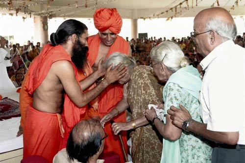 फोटो: कौन आए रामदेव के समर्थन में? । सड़कों पर समर्थक