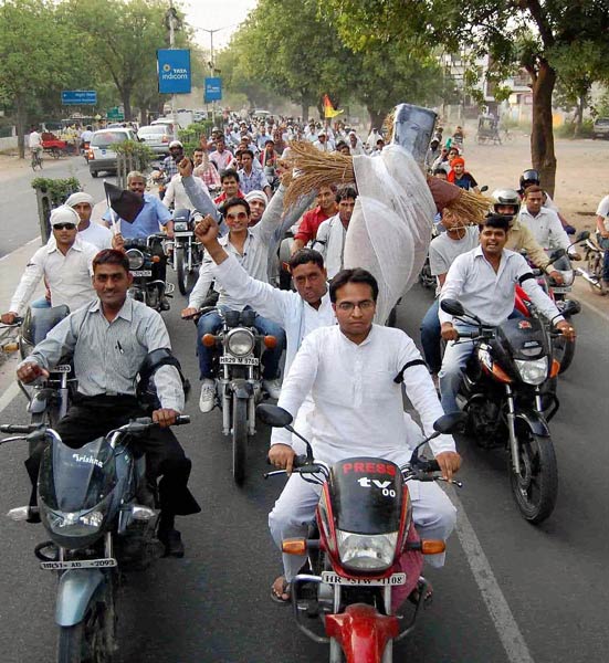 फोटो: कौन आए रामदेव के समर्थन में? । सड़कों पर समर्थक