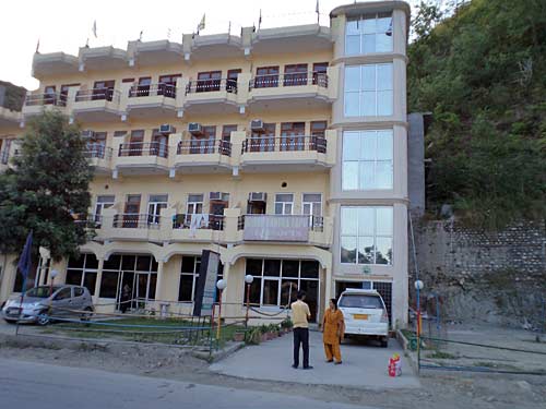 स्‍वर्ग के द्वार खोलते बद्रीनाथ-केदारनाथ | देखें दार्जीलिंग