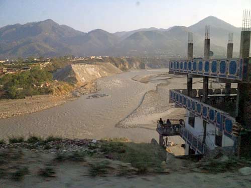 स्‍वर्ग के द्वार खोलते बद्रीनाथ-केदारनाथ | देखें दार्जीलिंग