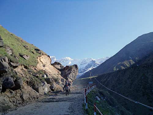 स्‍वर्ग के द्वार खोलते बद्रीनाथ-केदारनाथ | देखें दार्जीलिंग
