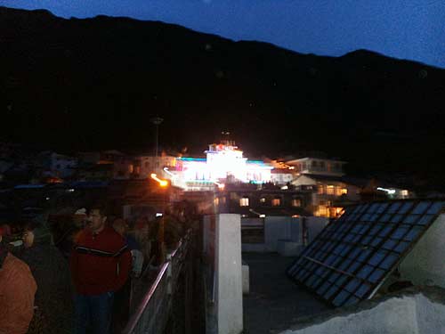 स्‍वर्ग के द्वार खोलते बद्रीनाथ-केदारनाथ | देखें दार्जीलिंग