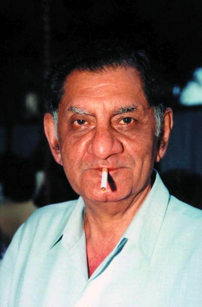 हर फिक्र को धुएं में उड़ाता चला गया...| ग्लैमर का तड़का