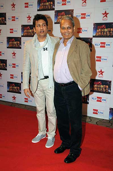 बिग टेलीविजन अवार्ड समारोह में सितारे । सितारों की मस्‍ती