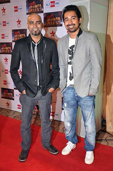 बिग टेलीविजन अवार्ड समारोह में सितारे । सितारों की मस्‍ती