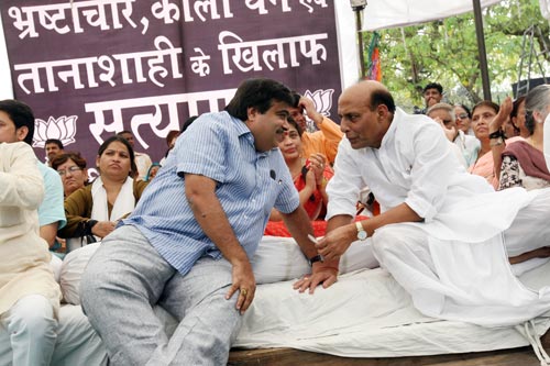 देखिए बाबा ने कैसे तोड़ा अनशन... । सत्याग्रह का दमन