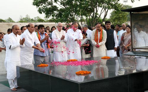 देखिए बाबा ने कैसे तोड़ा अनशन... । सत्याग्रह का दमन