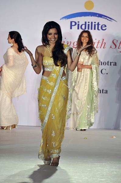 चैरिटी फैशन शो में सितारों के जलवे... । हसीनाओं का जलवा