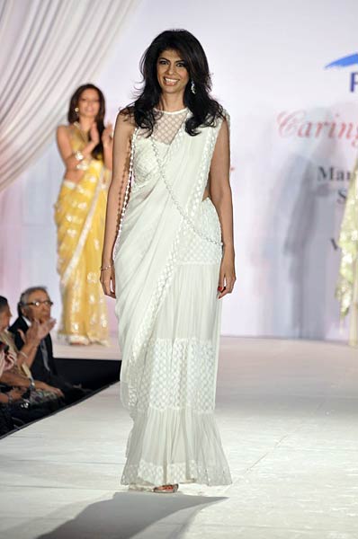 चैरिटी फैशन शो में सितारों के जलवे... । हसीनाओं का जलवा