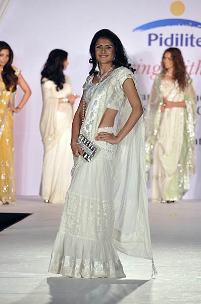 चैरिटी फैशन शो में सितारों के जलवे... । हसीनाओं का जलवा