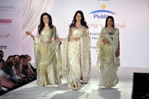 चैरिटी फैशन शो में सितारों के जलवे... । हसीनाओं का जलवा