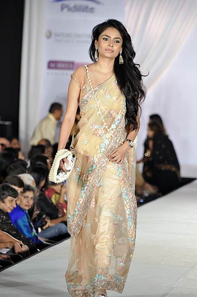 चैरिटी फैशन शो में सितारों के जलवे... । हसीनाओं का जलवा