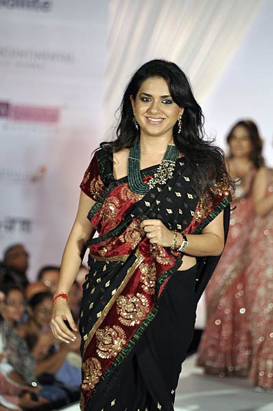 चैरिटी फैशन शो में सितारों के जलवे... । हसीनाओं का जलवा