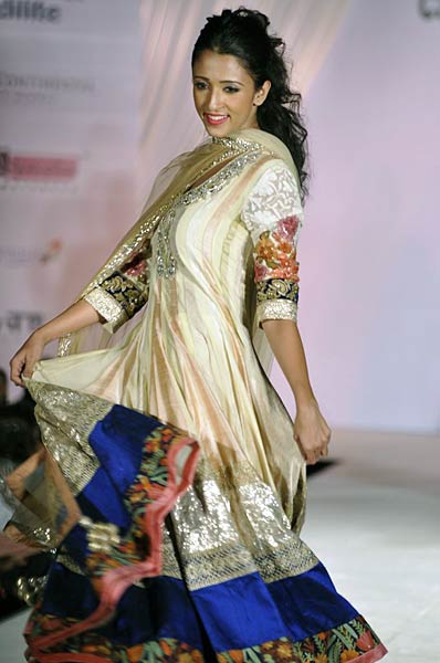 चैरिटी फैशन शो में सितारों के जलवे... । हसीनाओं का जलवा