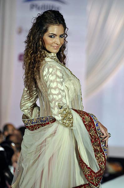 चैरिटी फैशन शो में सितारों के जलवे... । हसीनाओं का जलवा