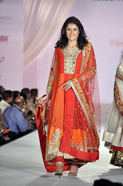 चैरिटी फैशन शो में सितारों के जलवे... । हसीनाओं का जलवा