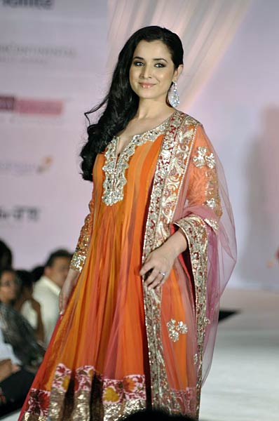 चैरिटी फैशन शो में सितारों के जलवे... । हसीनाओं का जलवा