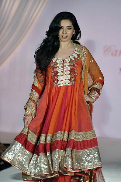 चैरिटी फैशन शो में सितारों के जलवे... । हसीनाओं का जलवा