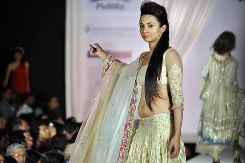 चैरिटी फैशन शो में सितारों के जलवे... । हसीनाओं का जलवा