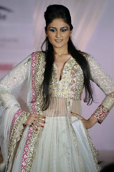 चैरिटी फैशन शो में सितारों के जलवे... । हसीनाओं का जलवा