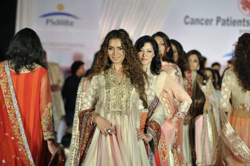 चैरिटी फैशन शो में सितारों के जलवे... । हसीनाओं का जलवा