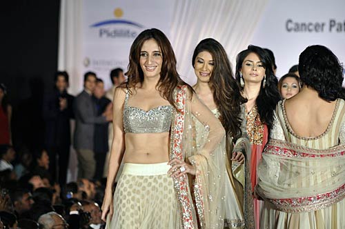 चैरिटी फैशन शो में सितारों के जलवे... । हसीनाओं का जलवा