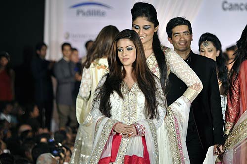 चैरिटी फैशन शो में सितारों के जलवे... । हसीनाओं का जलवा