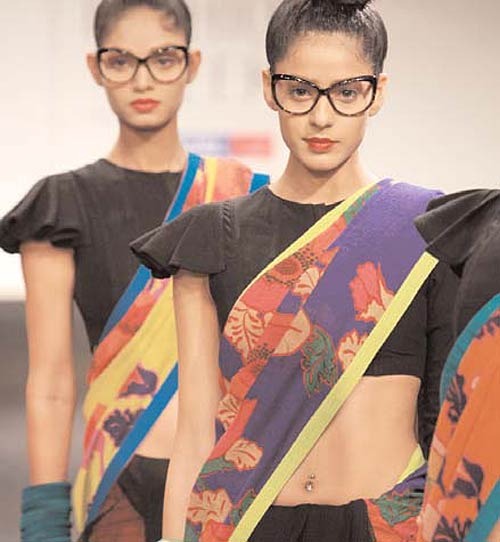 गहराता आकर्षण नाभि का  | 'सविता भाभी' के जलवे 