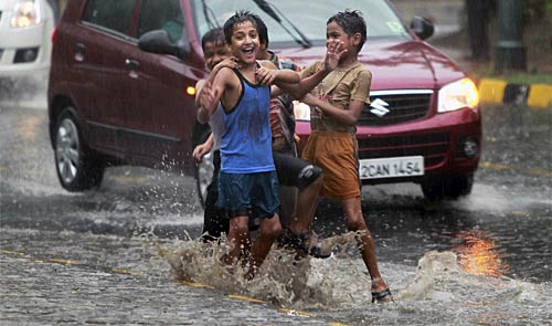 दिल्‍ली में झमाझम बारिश से मौसम सुहाना