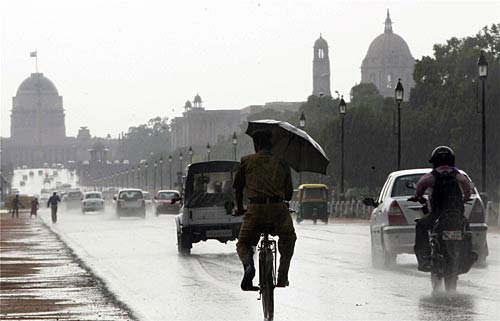 दिल्‍ली में झमाझम बारिश से मौसम सुहाना