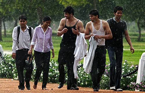 दिल्‍ली में झमाझम बारिश से मौसम सुहाना