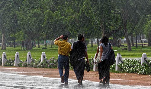 दिल्‍ली में झमाझम बारिश से मौसम सुहाना