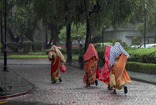 दिल्‍ली में झमाझम बारिश से मौसम सुहाना