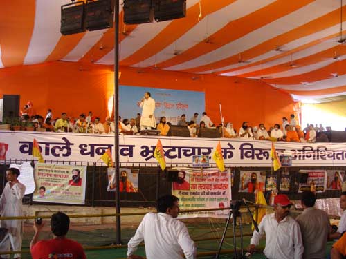 देखिए बाबा ने कैसे तोड़ा अनशन... । सत्याग्रह का दमन