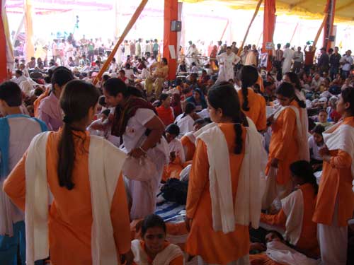 देखिए बाबा ने कैसे तोड़ा अनशन... । सत्याग्रह का दमन